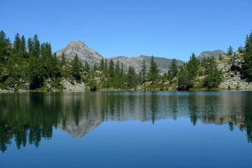 Fototapeta na wymiar Beautiful Swiss mountain lake