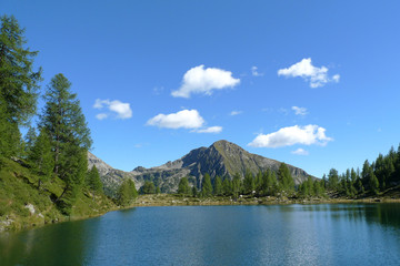 Obraz na płótnie Canvas Beautiful Swiss mountain lake