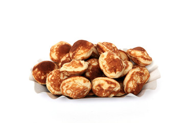 Poffertjes in einer Pappschale auf Weiß isoliert