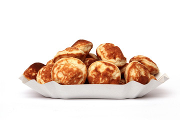 Poffertjes in einer Pappschale auf Weiß isoliert