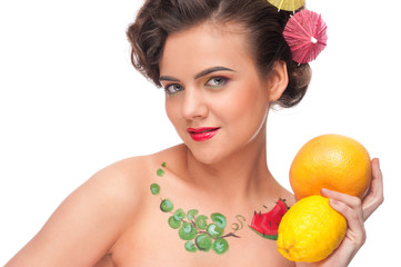 Obraz na płótnie Canvas Close up portrait of beauty woman with lemon and grapefruit