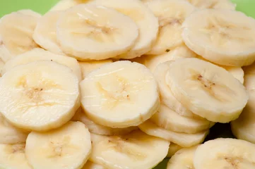 Papier Peint photo Lavable Tranches de fruits Bananes fraîchement tranchées sur fond blanc