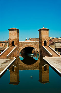 Comacchio (Italia) : Ponte dei tre ponti (Bridge of three bridge