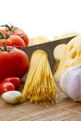 Composition of pasta, tomato and garlic