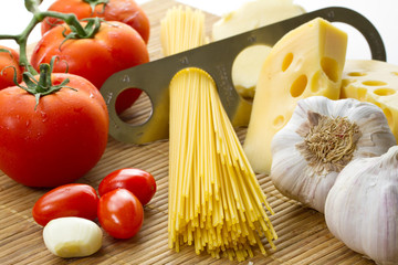 Composition of pasta, tomato and garlic