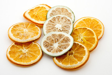 getrocknete Limetten und Orangenscheiben