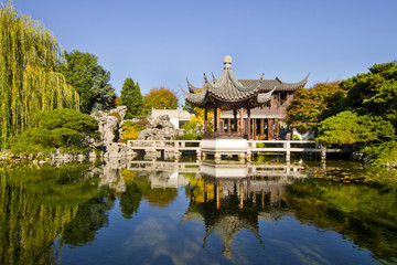 Fototapeta na wymiar Odbicie przez Staw w Chinese Garden
