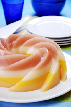 Delicioso postre de gelatina multicolor