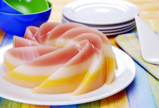 Delicioso postre de gelatina multicolor