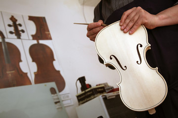 luthier travaillant sur un violon - obrazy, fototapety, plakaty