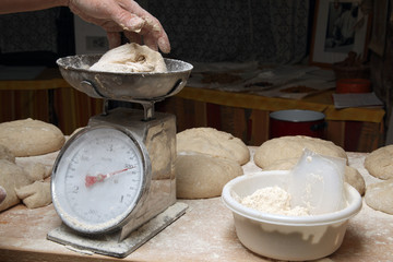 boulanger pesant sa pâte à pain