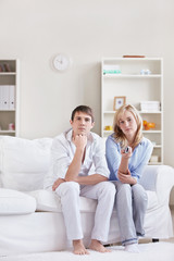 Obraz premium Young couple watching TV