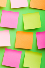 Fototapeta premium Reminder notes on the bright colorful paper