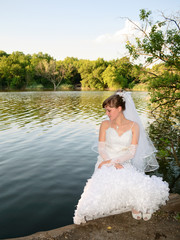 Fototapeta na wymiar Bride at the lake