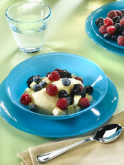 bavarois d'abricots avec macédoine de fruits au miel