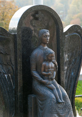 Fototapeta premium Monument of the woman with the child on a cemetery