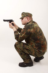 Ein Soldat beim Schießen mit einer Pistole