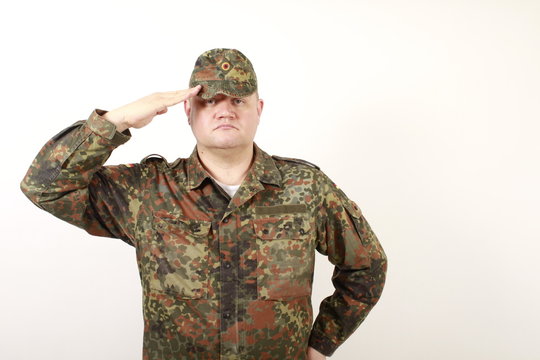 Deutscher Soldat gr&uuml;&szlig;t
