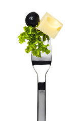 schwarze olive, käse, salat auf einer gabel, isoliert