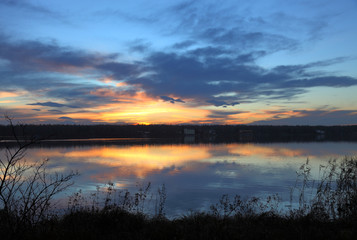 Obraz na płótnie Canvas Piękny zachód słońca nad jeziorem