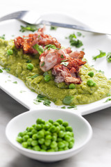 mashed peas with fried pancetta
