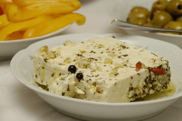 In Kräuter eingelegter Schafskäse