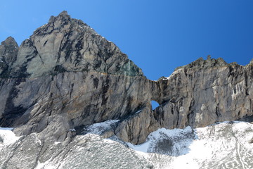 Fototapeta na wymiar formacja góra Tschingelhörner z otworem Martins
