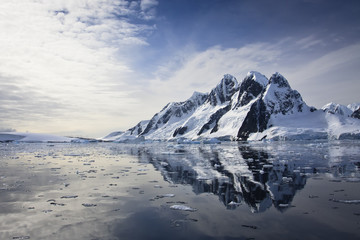 Snow-capped mountains © Goinyk
