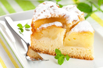 frisch gebackener Kuchen mit Apfel