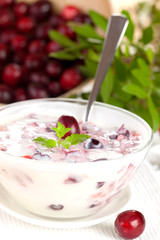 frischer Joghurt mit Beeren