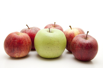 Grüner Apfel und rote Äpfel