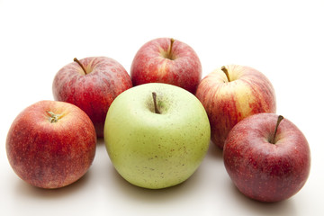 Grüner Apfel und rote Äpfel