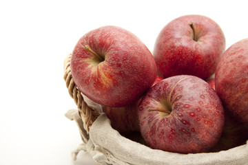 Rote Äpfel im Korb