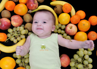 Fototapeta na wymiar Baby mit Früchten