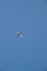 Ab in den Urlaub: Flugzeug vor blauem Himmel - Hochformat