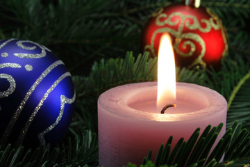 kerze mit weihnachtskugeln