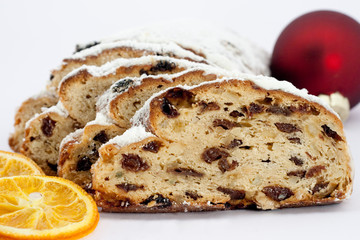 Stollen mit getrockneten Orangenscheiben und Kugeln