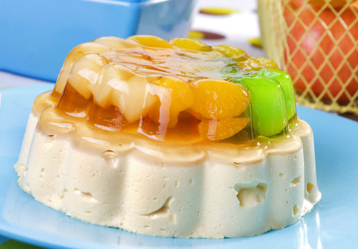 Mousse de vainilla con gelatina de frutas