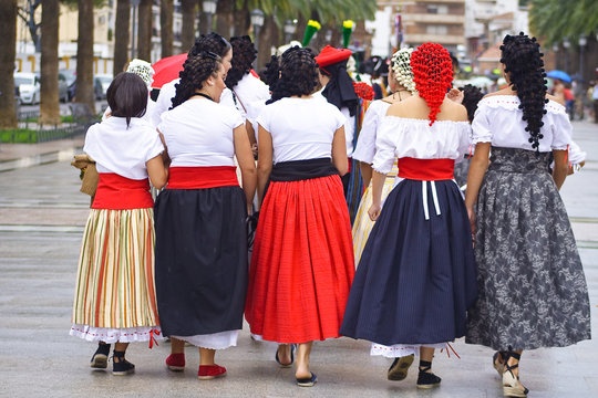Mujeres con redecilla de madro&ntilde;os