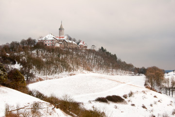 Die Leuchtenburg am Winterabend