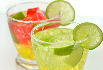 cocktails with lime and ice close up