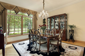 Dining room with gold draperies