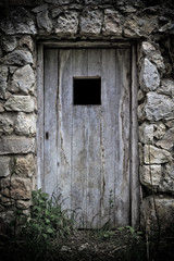 Alte verwitterte Tür einer Burgruine