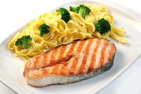 salmon al grill y pasta con brocoli