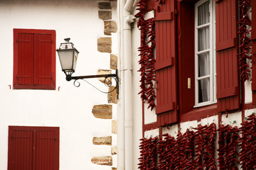 Pimientos sobre la fachada de una casa en Espelette, Francia