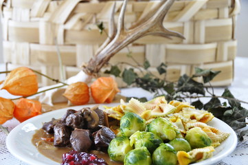 Rehragout mit Rosenkohl und Nudeln