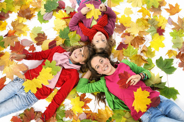 Trois enfants en automne
