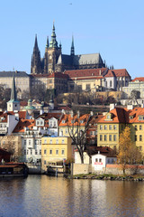 Obraz premium View on the autumn Prague gothic Castle above River Vltava