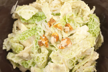 Wirsingsalat mit Äpfeln, Pamelo und Walnüssen