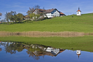Fototapeta na wymiar Farm na jeziorze Hergratsrieder
